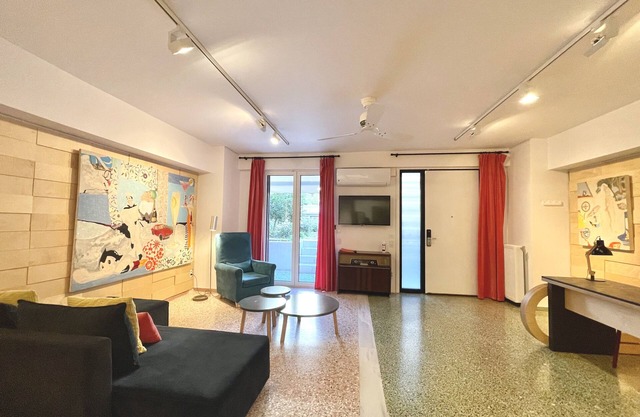 Vouliagmeni art micro-loft/Open space studio