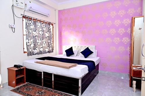 Vrindavan Lodge Jhusi - 1km from Railway Station