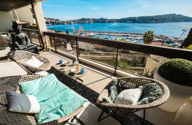 Vue du Cap: magnificent 2-bedroom apartment with sea and pool views