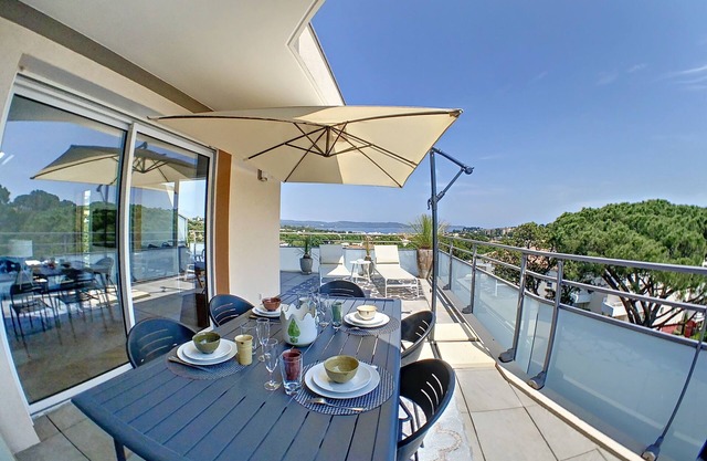 Vue Panoramique Pour Appartement Dernier Étage, Proche des Plages/Centre Ville