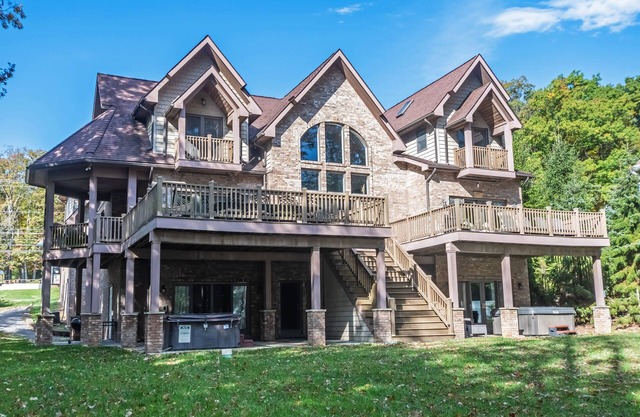 VVS - Very Very Special: Private Dock in Prime Location, Hot Tub & Game Room