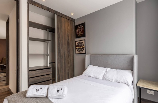 w Modern 2BR in Luxury Building in Chico