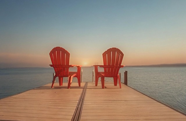 Wabamun Lakefront Getaway with additional Family Suite & Bunk House for the Kids