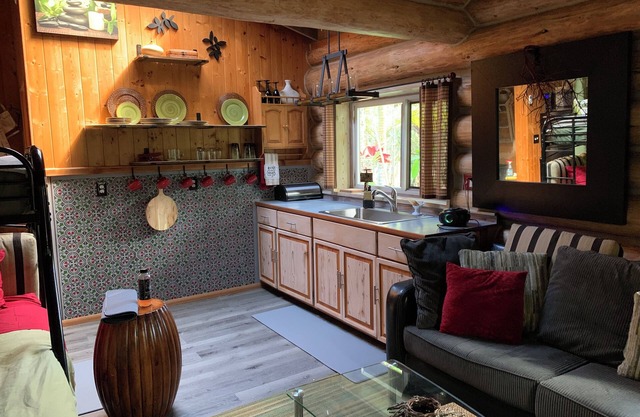 Waipio Valley adjacent; Cozy, serene stream side retreat for two or three