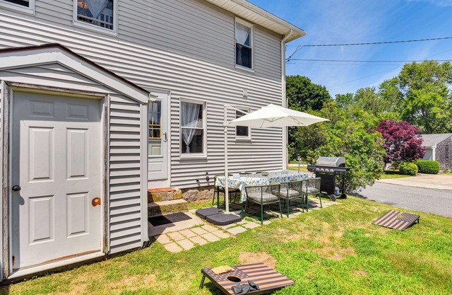 Wakefield Escape: Walk to Downtown & Near Beaches!