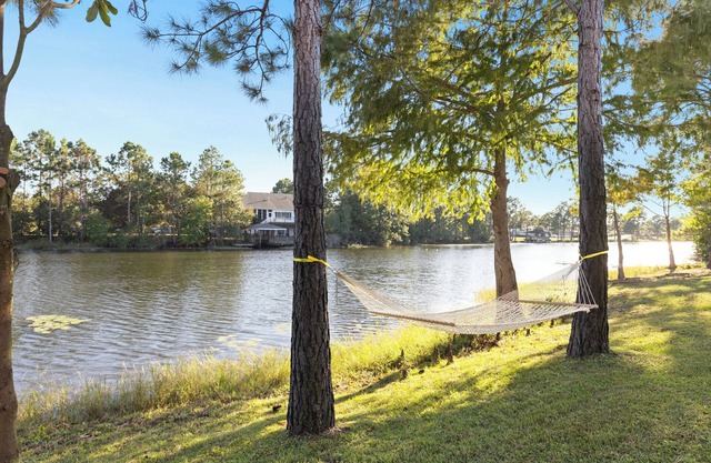 Wakes&Waves Lakeside peace near the beaches of 30a. Upstairs