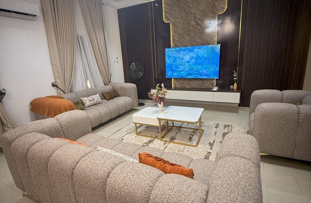 Waldam Castle Apartment Ibara: A 3-bedroom duplex with modern facilities