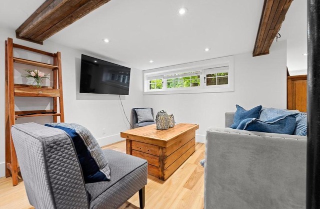 Waldemar Charming Burlington lower level Apartment