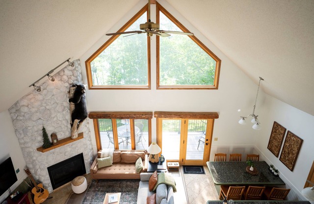 WALDEN HAUS -Lakefront Chalet- Dog Friendly & Breakfast-Ski-Golf-Bike-Hike-Swim