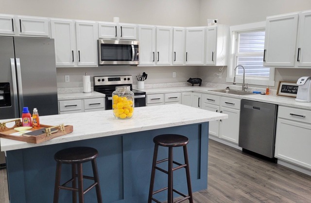 Waldo retreat with HOT TUB!