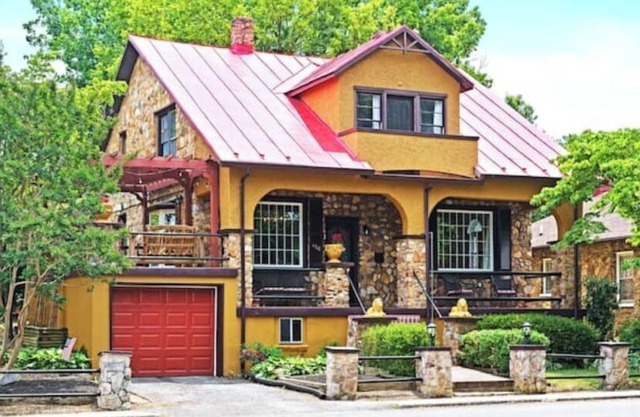 Walk Downtown~Game Room~Gym~Fire Pit~Hammock!