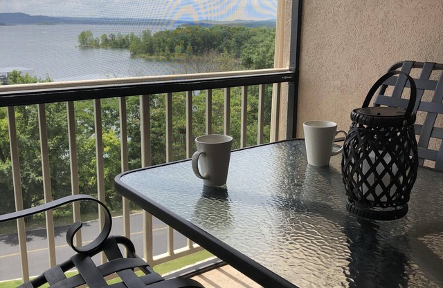 WALK-IN 2 Bedroom Sleeps 7! Lake View & Marina! 2 mi from Silver Dollar City