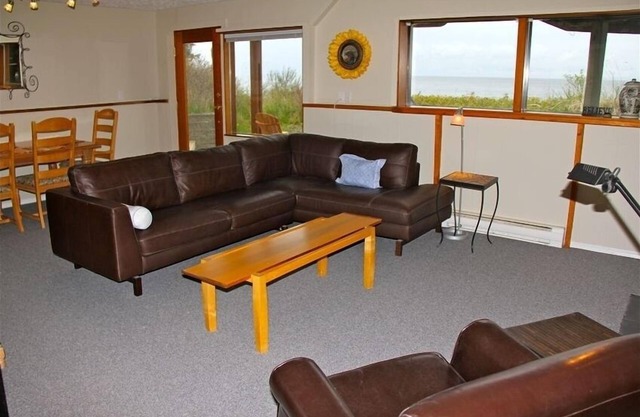 Walk-on Sandy Beach with Outstanding Ocean View, Qualicum Bay