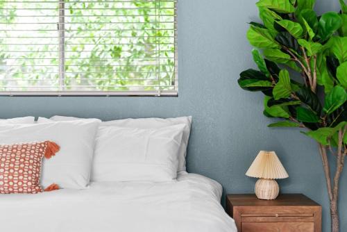 Walk to BartonSwim, Eat at SoCO Sleeps 8