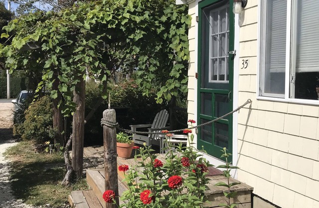 Walk to Beach from sweet garden cottage. Monthly rate!