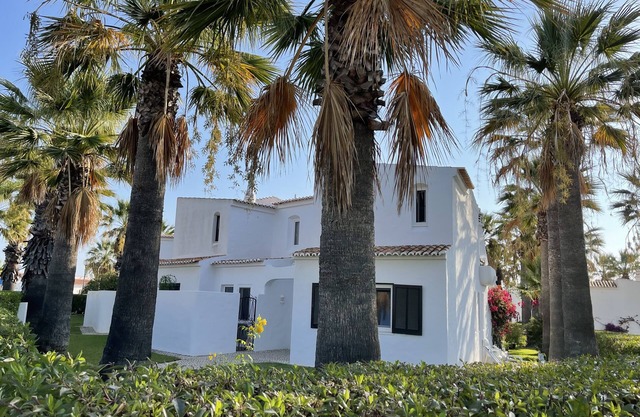 Walk to beaches,pool and town. Bright, Spacious, luxury. A/C, WiFi, own garden.