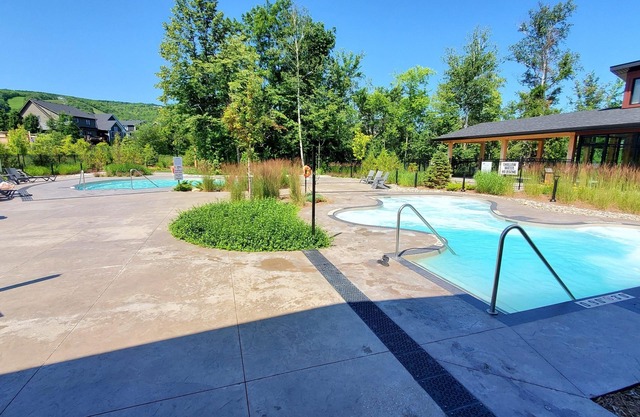 Walk to Blue Mountain Village & Bike to Downtown/Main Street. Community Pool.