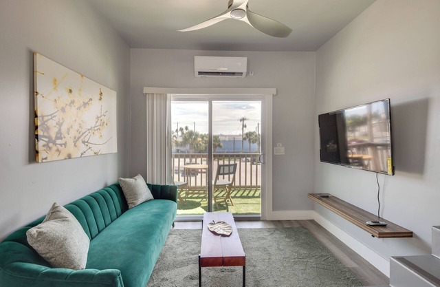 Walk to Daytona Beach & Boardwalk: Apt w/Balcony