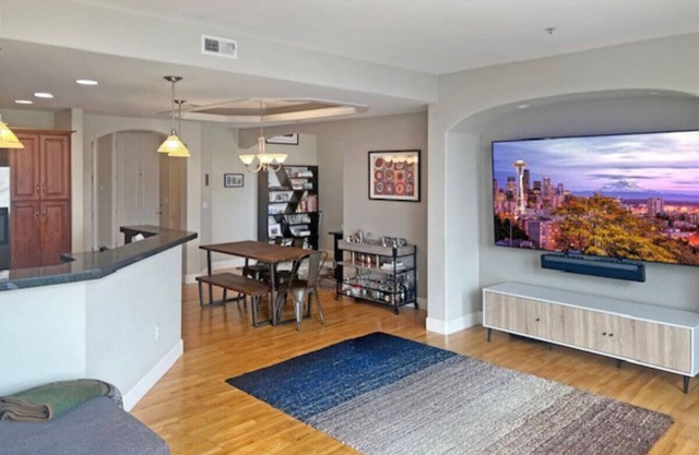 Walk to Hospitals | Heart of DT | 30+ Day Stays