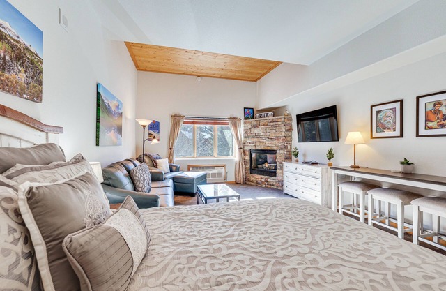 Walk to Lifts: Studio w/Hot Tub in Keystone!