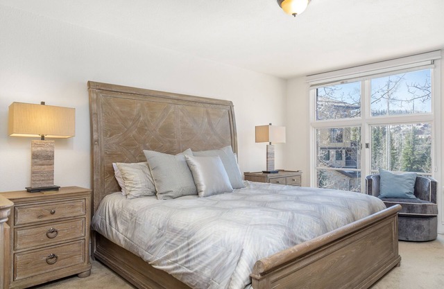 Walk to lifts room with mountain view & hot tub - snowbird-friendly