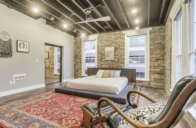 Walk to Metro, Convention Center, Restaurants, Nightlife, No Car needed!