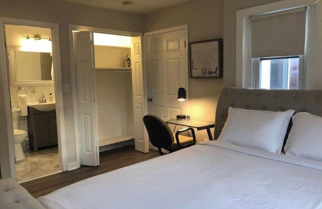 WALK TO METRO/ENTIRE HOUSE/3 MASTERBEDS Short-term