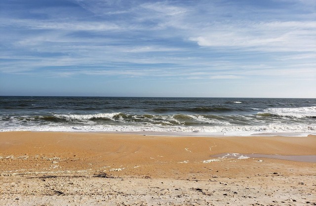 Walk to private beach from this cozy, pet friendly cottage in the Hammocks!