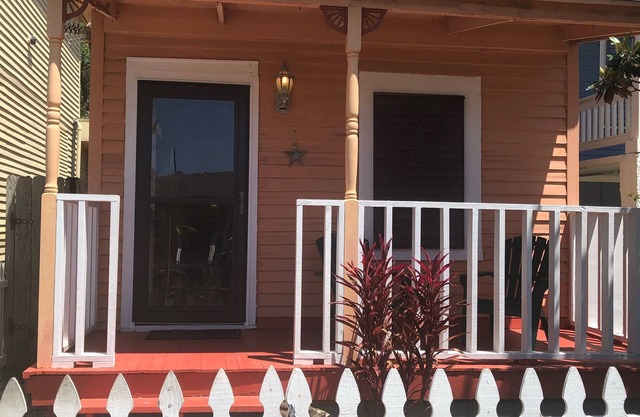 Walk to restaurants/bars. 3 Blocks from Seawall. Free Beach Pass/Umbrela/Chairs