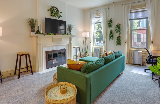 Walk to Restaurants & Shops: Apt in Pennsylvania!