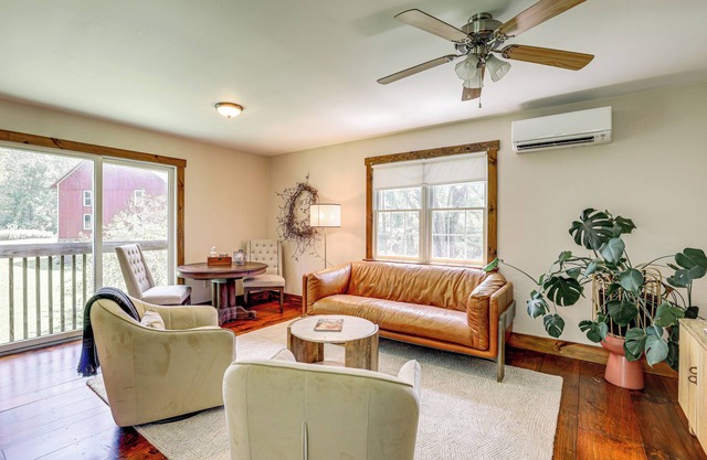 Walk to River: Couple’s Retreat in Kintnersville!