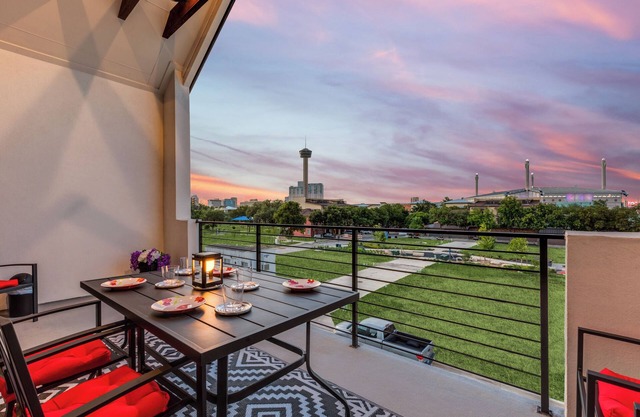 Walk to Riverwalk & Alamodome from Modern Retreat- 2 Car Garage w/EV Charger