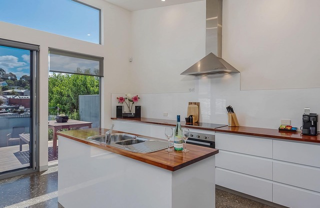 Walk to Salamanca! LUX 3 bdm house, on-site parking!