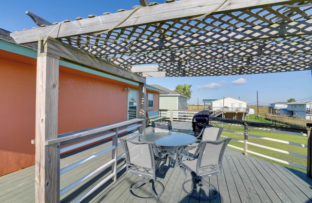Walk to Shore & Restaurants: Surfside Beach Home!