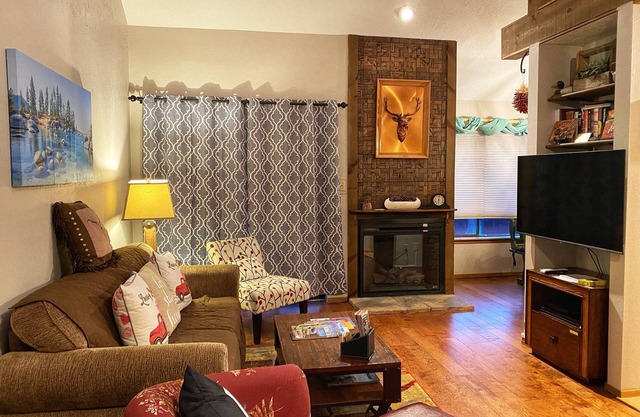 Walk To Ski Lifts! W/D, WiFi, Kitchen, Skylights