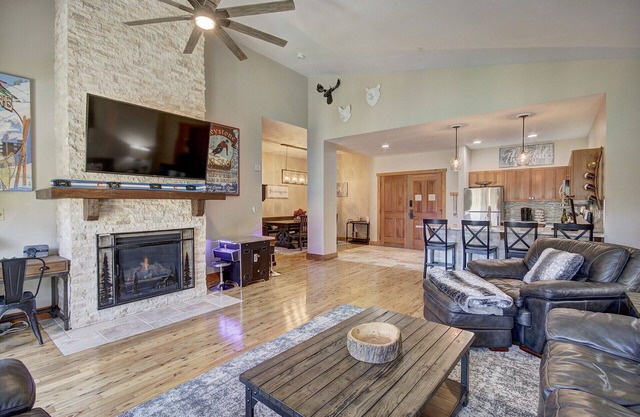 Walk to Slopes Penthouse - Red Hawk 4 Bed/4 Bath PENTHOUSE CONDO