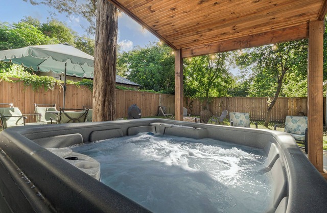 Walk to Stadium*Hot Tub*Secured Parking*Ping Pong