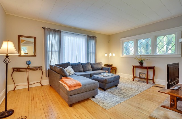 Walk to Syracuse Campus: Family-Friendly Home!