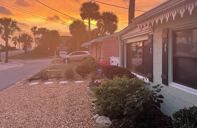Walk to the beach and Flagler Ave-2 bedroom cottage