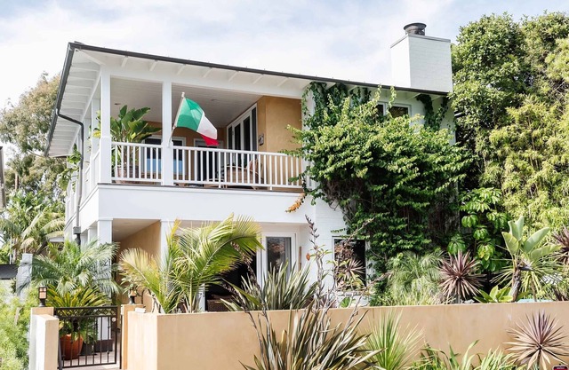Walk To The Beach Or Downtown Manhattan Beach From This Beauty!