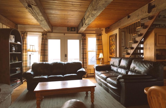 Walk to the Lift, Relax in Comfort – 6 bedroom Blue Mountain Chalet with Hot Tub