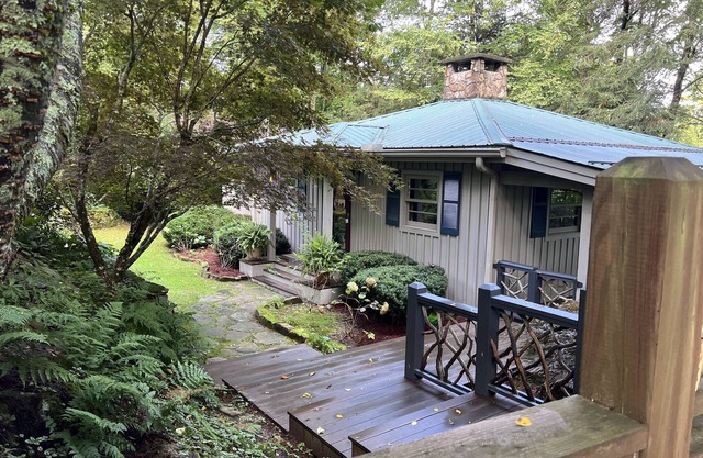 Walk to town Cozy Cottage