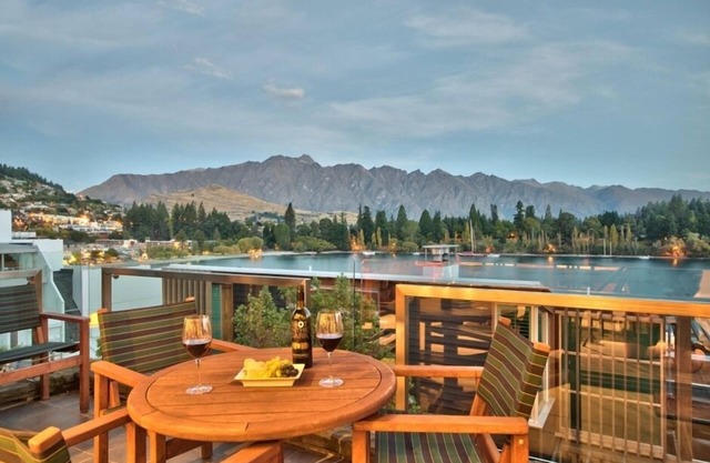 Walk to town, stunning views, private sauna!