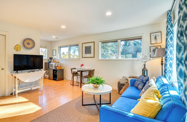 Walk to Willamette River: Studio in West Linn