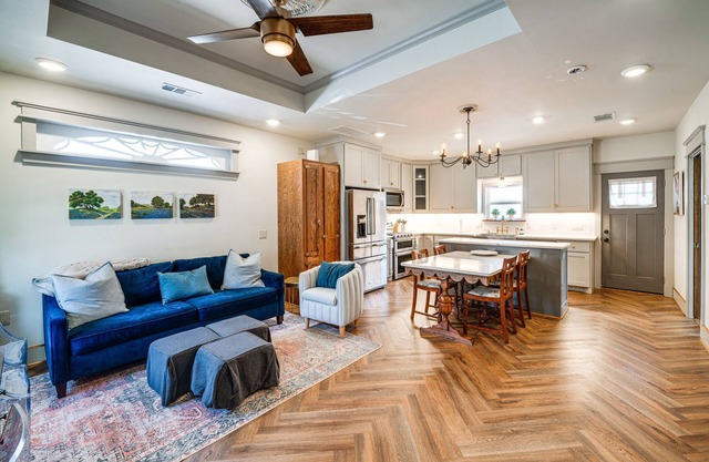 Walkable Dallas Bungalow: 4 Mi to Downtown