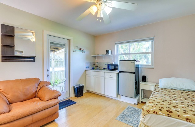 Walkable Studio in Pinellas Park w/Desk & Patio