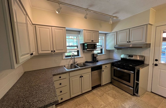Walking Distance to MSU! Charming 3 bedroom, 1.5 bathroom house.