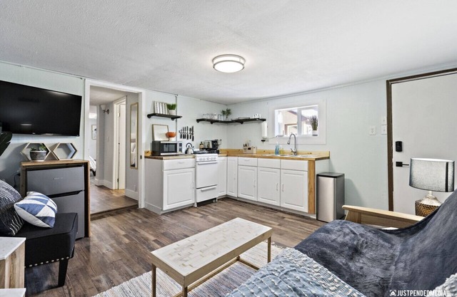 Walking distance to restaurants, trails, and cafes. 10 min. uber from airport.