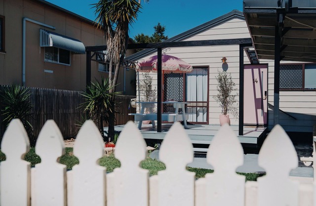 Walking distance to shops and beach, Pet friendly