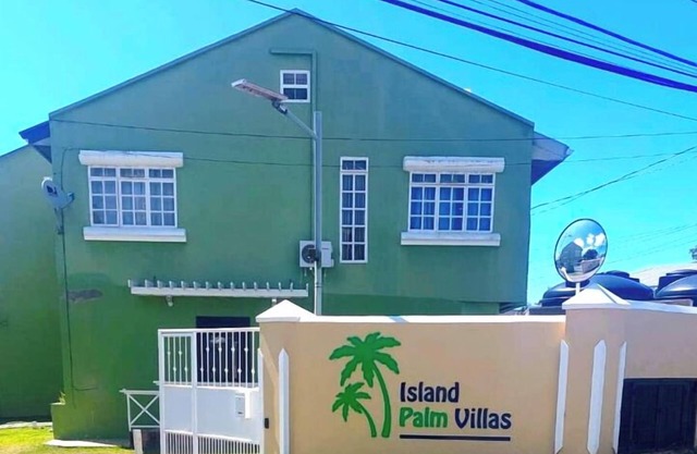 Walking Distance to Airport and Beaches! Carefree Family Home in Gated Community
